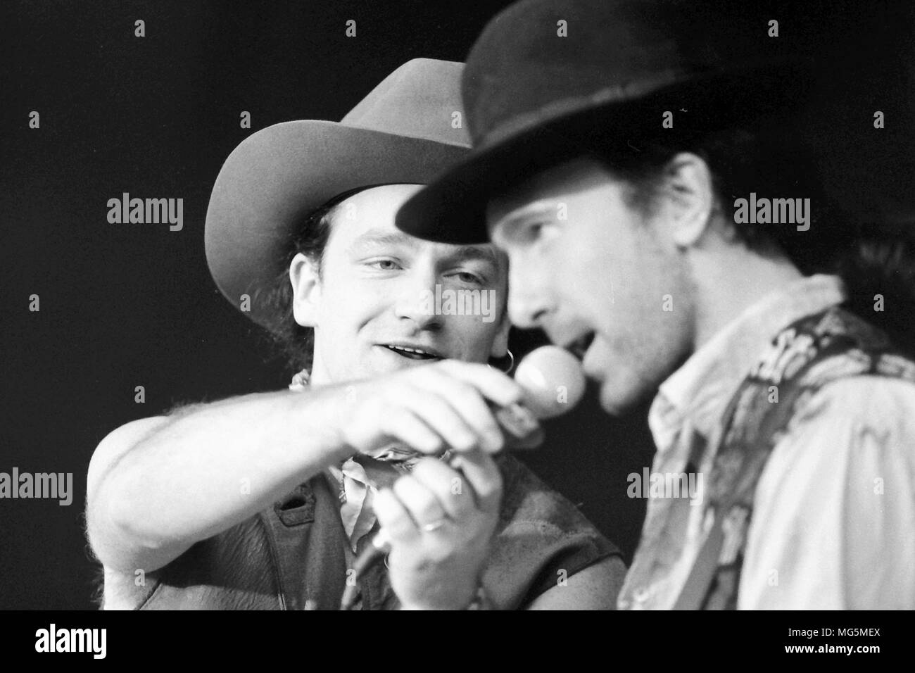 U2 et Bono à Elland Road Leeds 1990/crédit Simon Dewhurst pour Hickes Banque D'Images