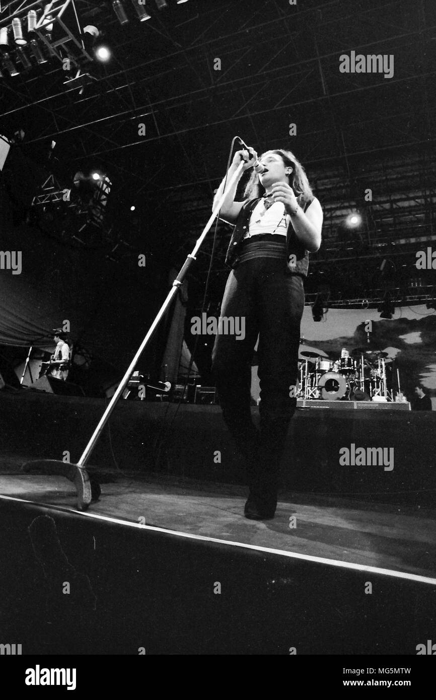 U2 et Bono à Elland Road Leeds 1990/crédit Simon Dewhurst pour Hickes Banque D'Images