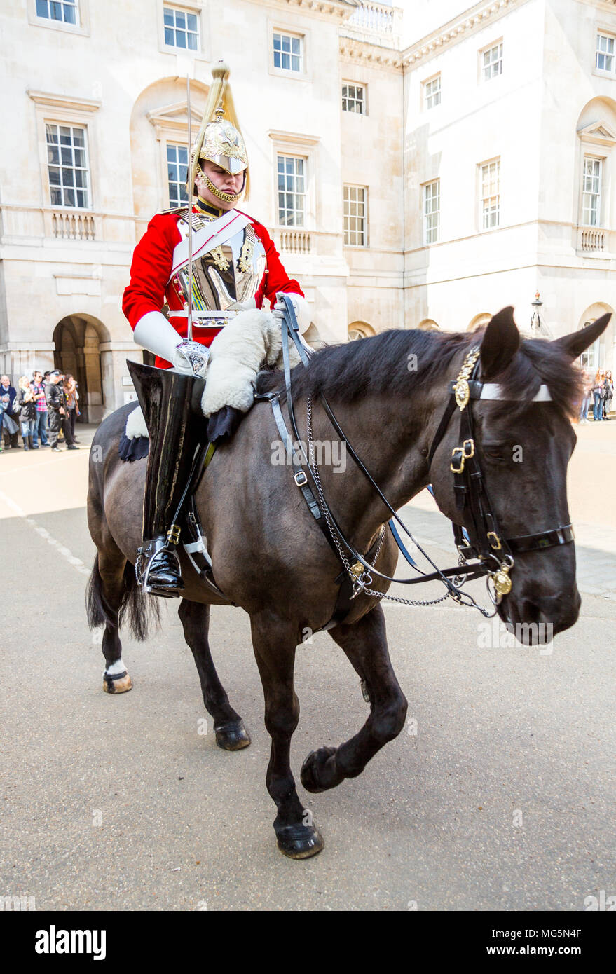 Londres, Royaume-Uni, le 9 avril 2015:Horse Guards cérémonie changeant sur une journée ensoleillée dans le centre de Londres. Banque D'Images