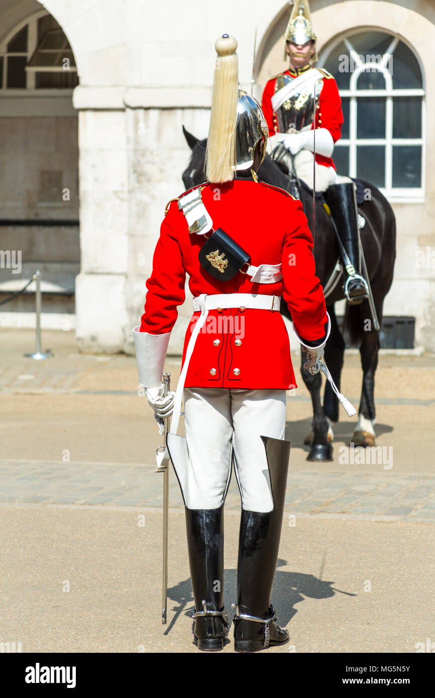 Londres, Royaume-Uni, le 9 avril 2015:Horse Guards cérémonie changeant sur une journée ensoleillée dans le centre de Londres. Banque D'Images