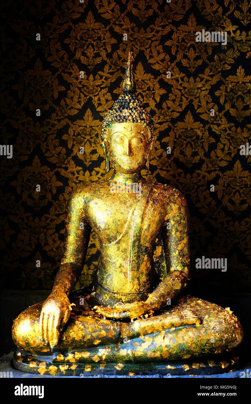 L'ancienne image du Bouddha d'or en salle principale. Banque D'Images