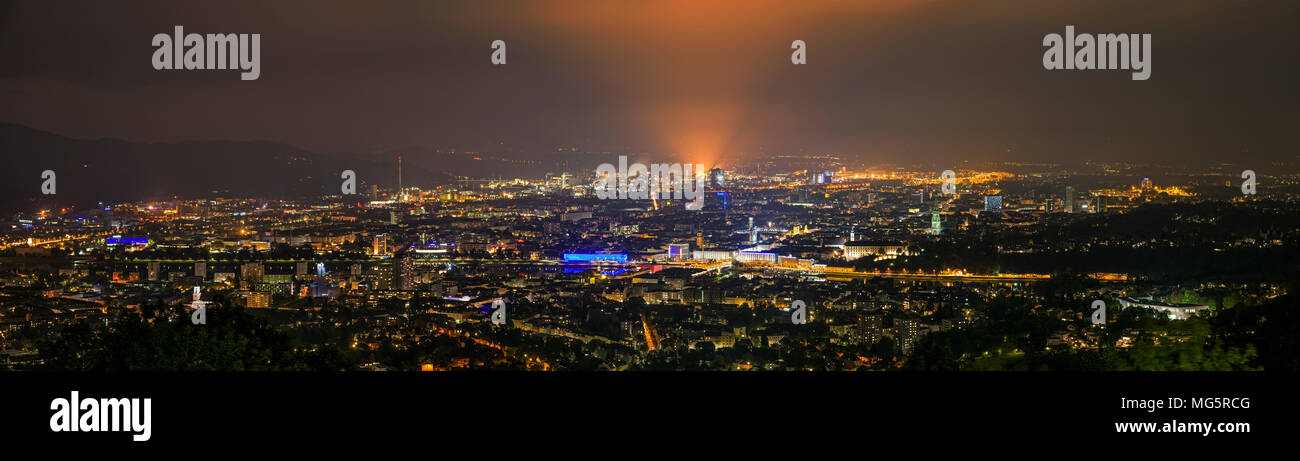 Rues de la région de Linz la nuit. Linz, Autriche Banque D'Images