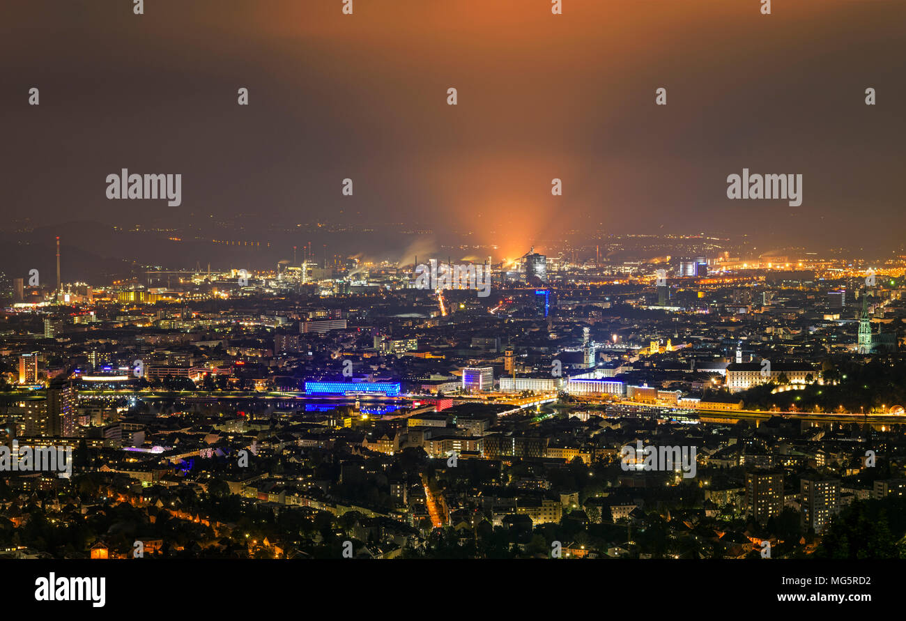 Rues de la région de Linz la nuit. Linz, Autriche Banque D'Images