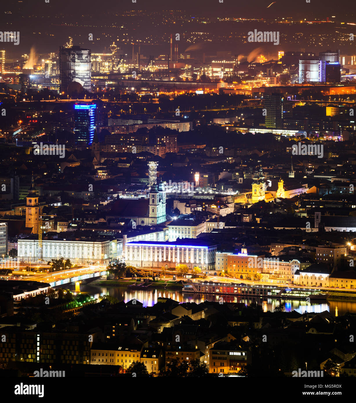 Rues de la région de Linz la nuit. Linz, Autriche Banque D'Images