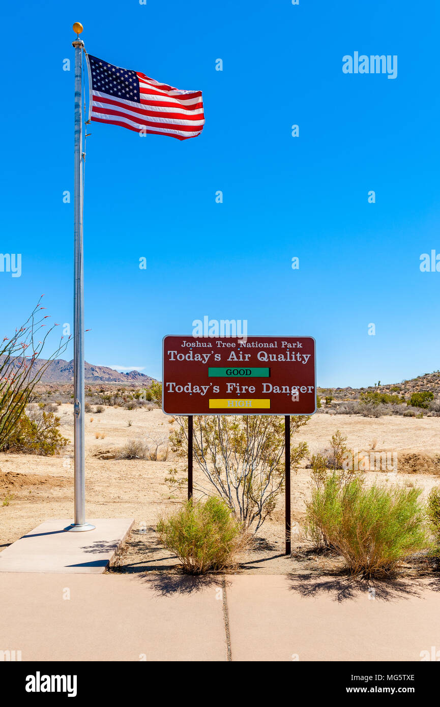 La qualité de l'air et Signe de danger d'incendie dans Joshua Tree National Park California USA Banque D'Images
