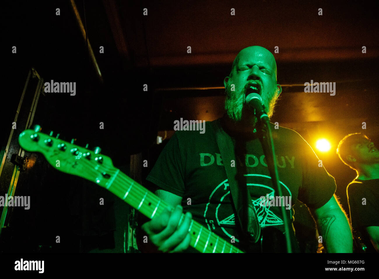 Pays-bas, Tilburg - 22 avril, 2018. Le groupe de metal danois LLNN effectue un concert live au cours de la Dutch music festival Roadburn Festival 2018 à Tilburg. Ici guitariste et chanteur Christian Bonnesen est vu sur scène. (Photo crédit : Gonzales Photo - Peter Troest). Banque D'Images