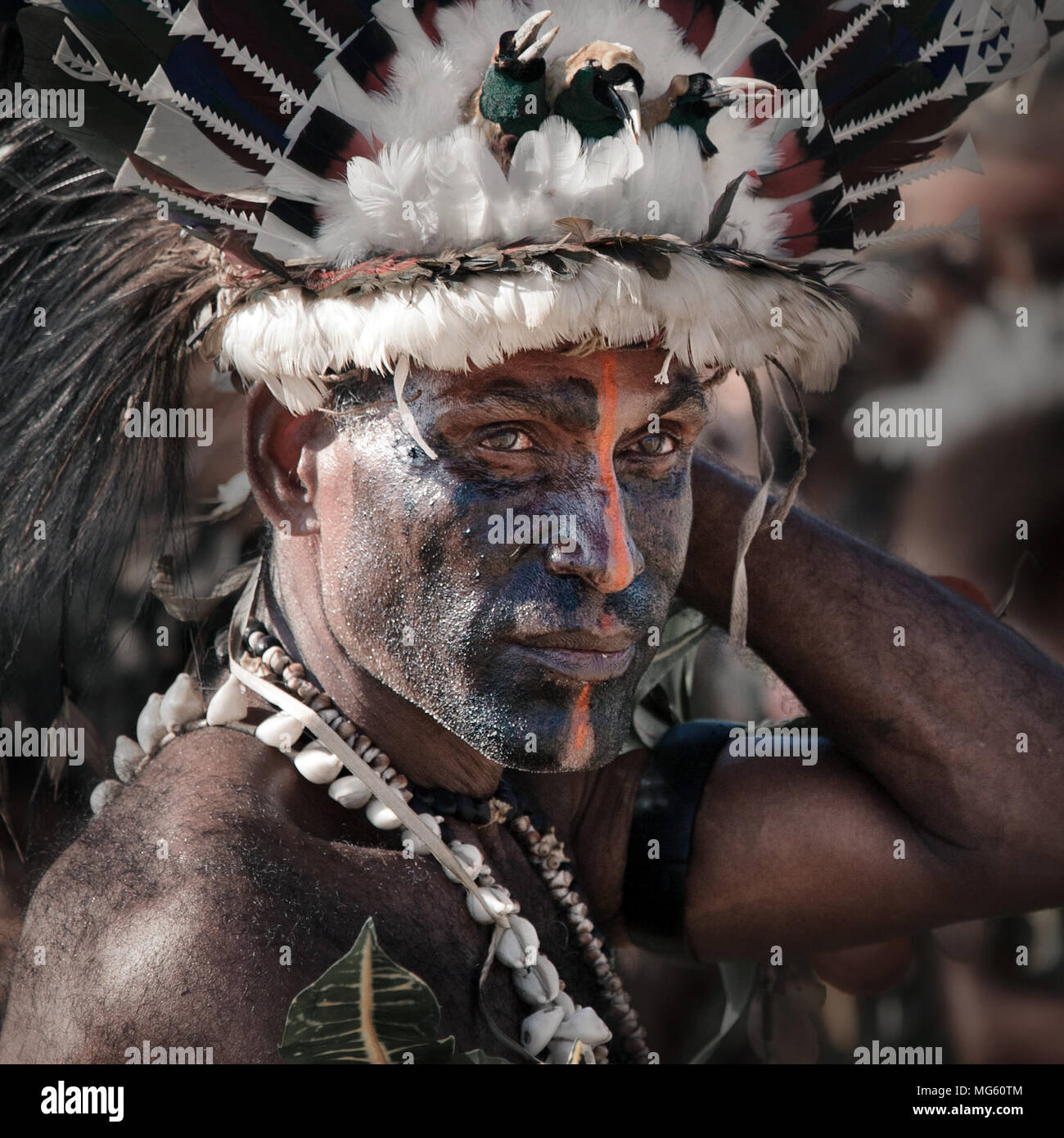 Alotau, Papouasie Nouvelle Guinée - Novembre 6, 2010 : un homme avec la  peinture du visage tribal porte chapeau à plumes à l'Kenu et Kundu Canoe  Festival Photo Stock - Alamy