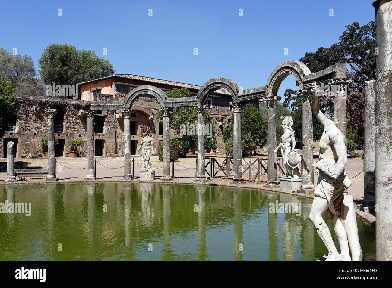 Vue de l'extrémité nord de la monumentale Canopus mystique. Villa Adriana.  Tivoli. L'Italie. Les Canopus est un miroir d'eau 228 mètres de long et li  Photo Stock - Alamy
