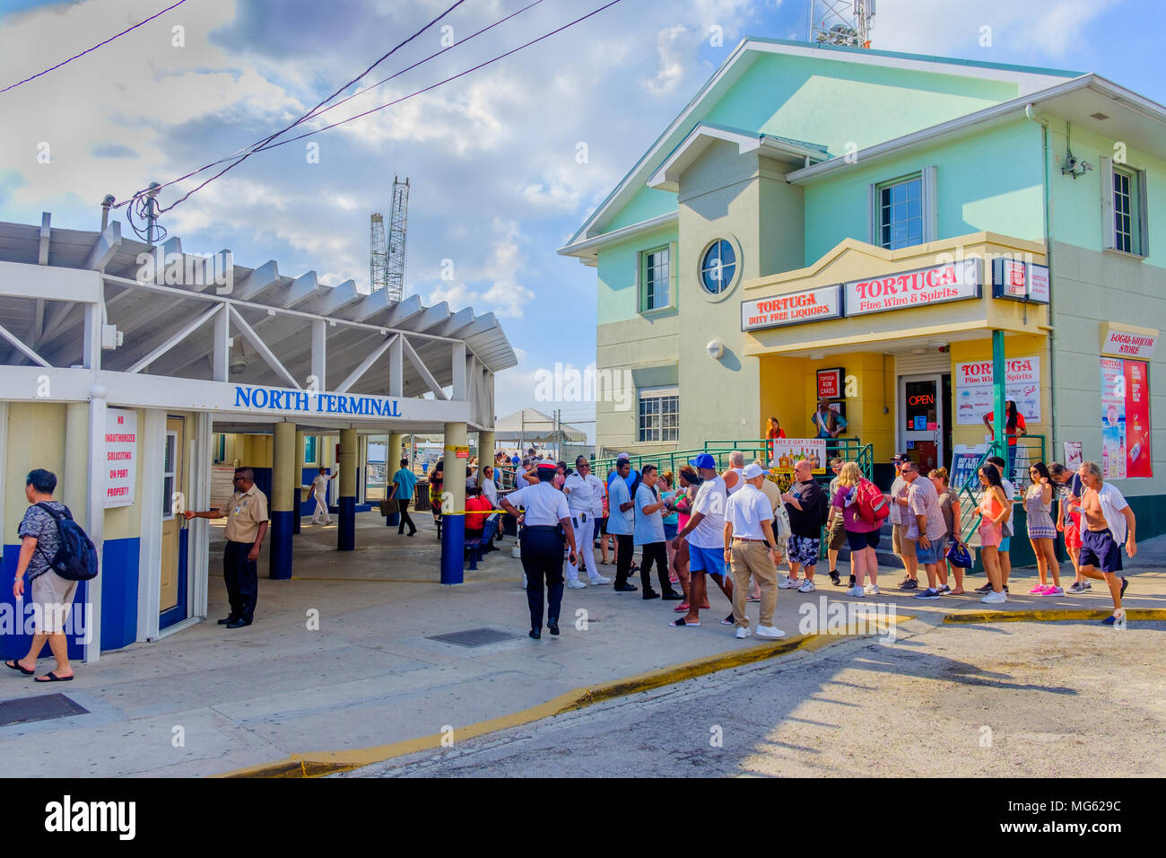 George Town, Grand Cayman, îles Caïmans, Feb 2018, les touristes par le terminal nord de port d'attente afin de ré-embarquer sur leur bateau de croisière Banque D'Images