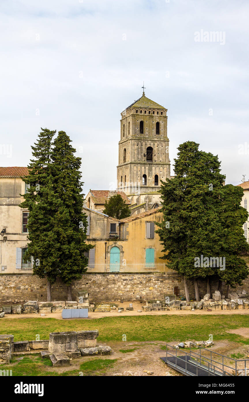 Vue sur l'église de saint Trophime à Arles - France, Provence-A Banque D'Images