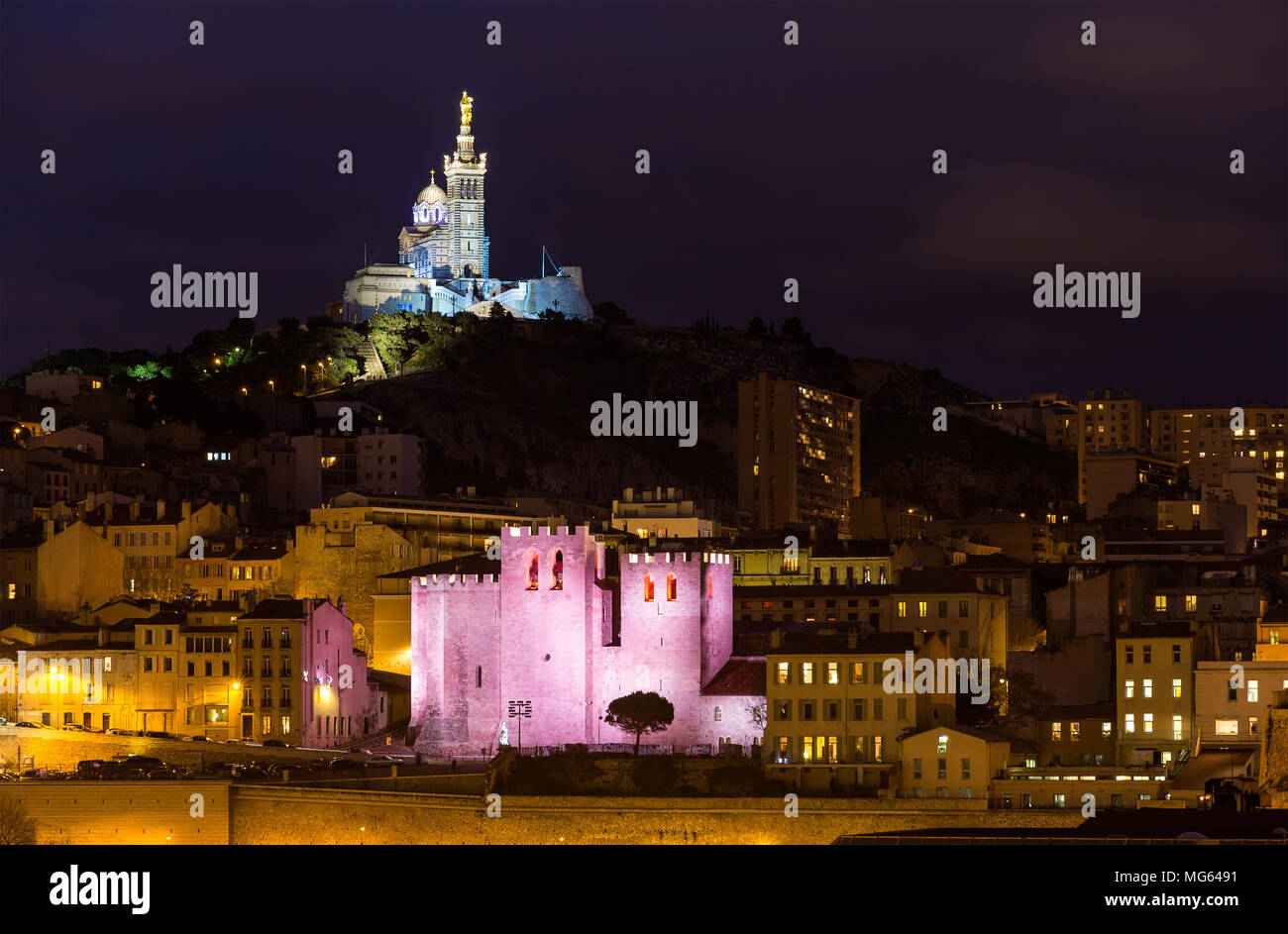 Notre-Dame de la Garde et Abbaye de Saint Victor à Marseille - Banque D'Images