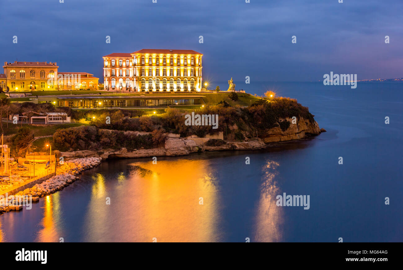 Palais du Pharo à Marseille par nuit - France Banque D'Images