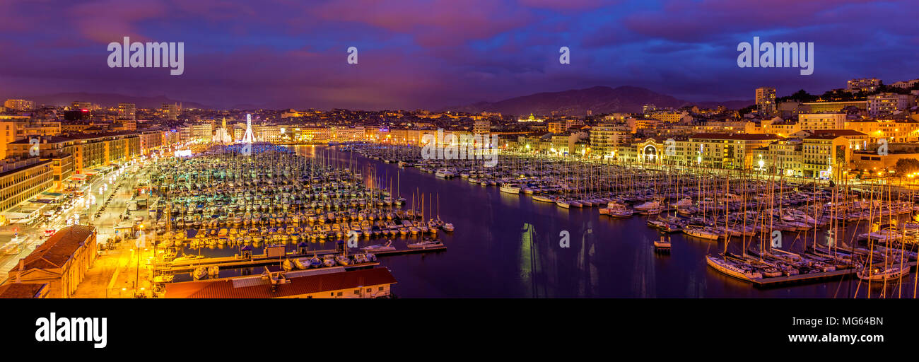 Vue sur le Vieux port à Marseille, France) Banque D'Images