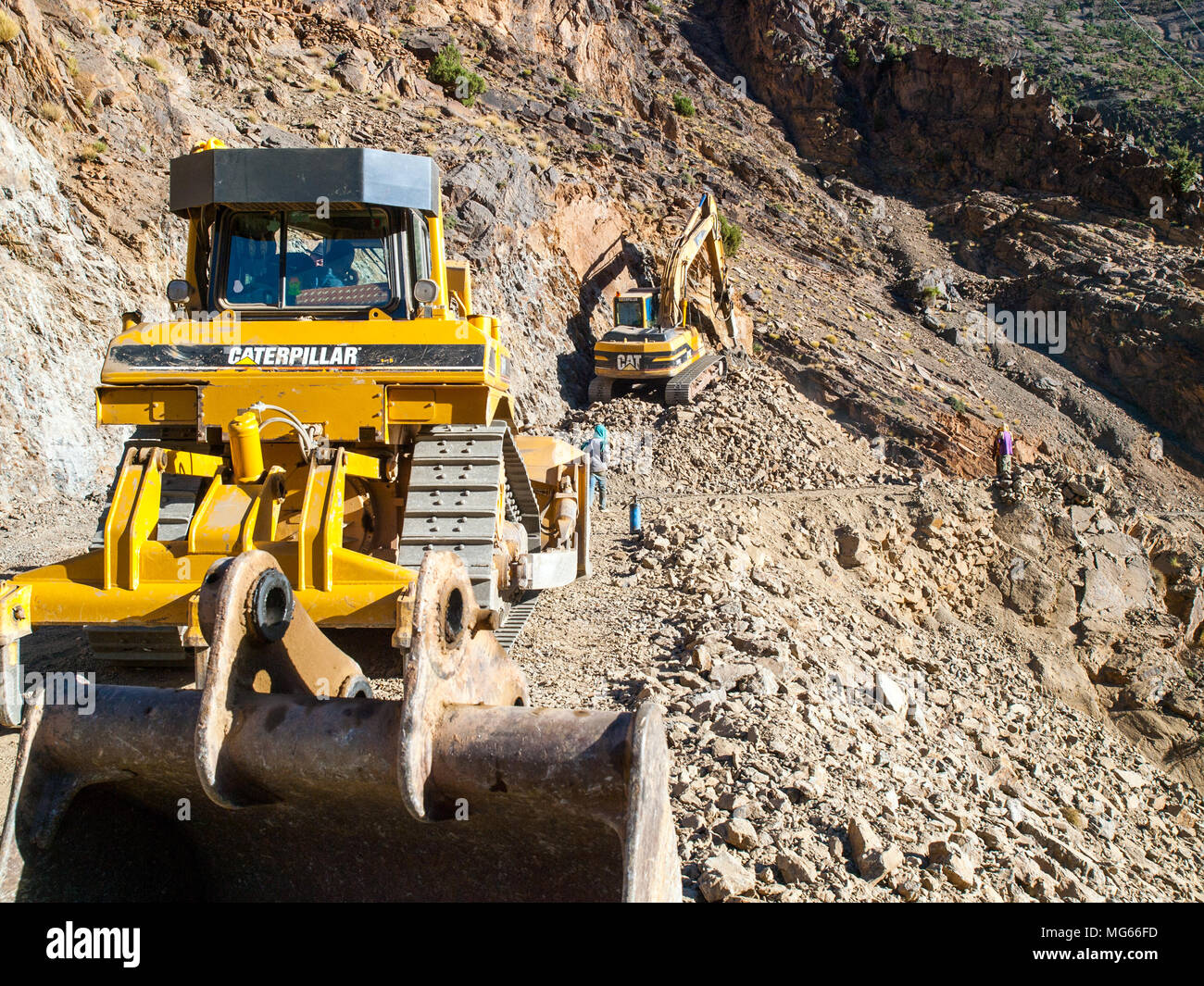 Machines de construction routière de creuser une nouvelle route à travers les montagnes de l'Atlas, Maroc Banque D'Images