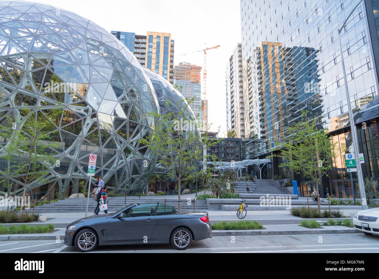Le siège mondial de l'entreprise Amazon terrarium sphères maisons vertes  situé dans le centre de Seattle, sur un après-midi de printemps vers avril  2018 avec voiture Photo Stock - Alamy