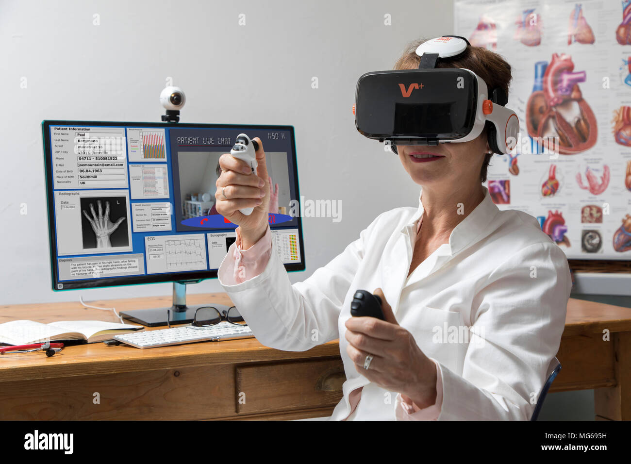 Photo symbolique de la télémédecine, une femme médecin dans un cabinet de médecin, avec lunettes VR, réalité virtuelle, 3-d'affichage d'un rapport de l'IRM, communique wit Banque D'Images