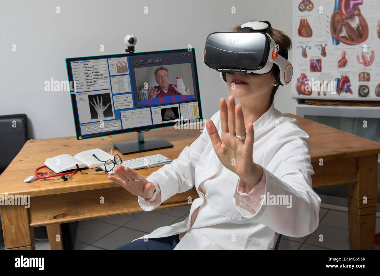 Photo symbolique de la télémédecine, une femme médecin dans un cabinet de médecin, avec lunettes VR, réalité virtuelle, 3-d'affichage d'un rapport de l'IRM, communique wit Banque D'Images