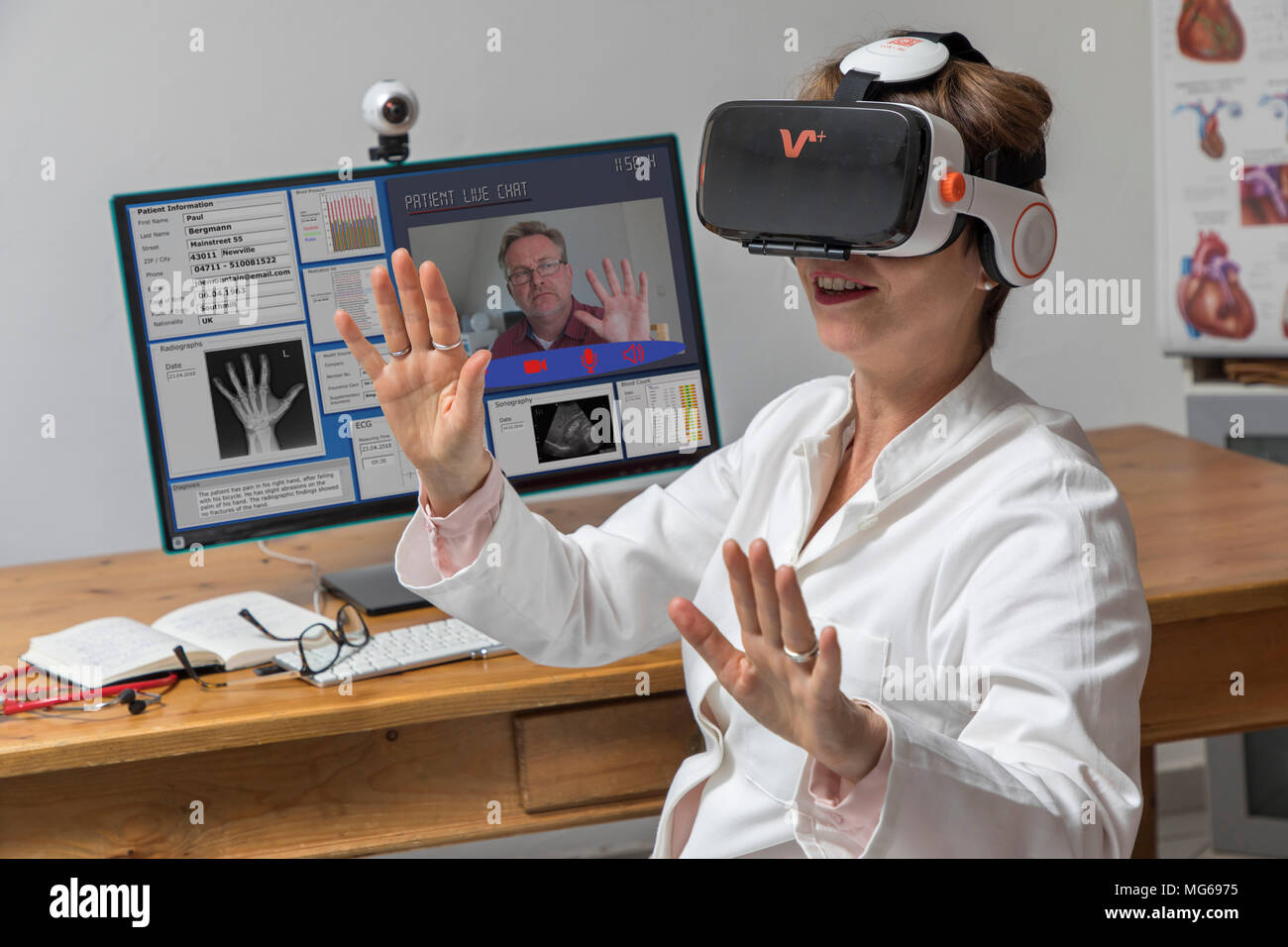 Photo symbolique de la télémédecine, une femme médecin dans un cabinet de médecin, avec lunettes VR, réalité virtuelle, 3-d'affichage d'un rapport de l'IRM, communique wit Banque D'Images