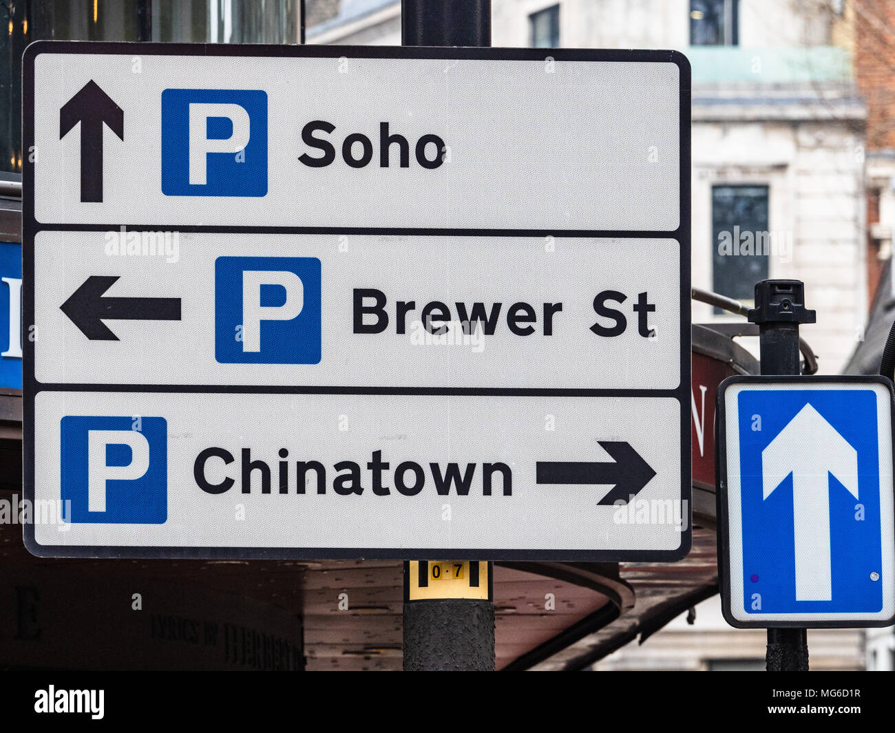 Centre de Londres Parking sign pour Soho, Brewer Street et Chinatown parkings Banque D'Images