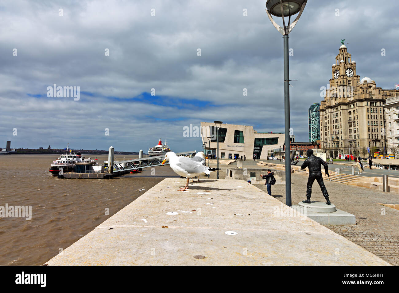 Le Mersey Ferry 'Royal' Iris quitter l'embarcadère au Pier Head Liverpool UK. Banque D'Images