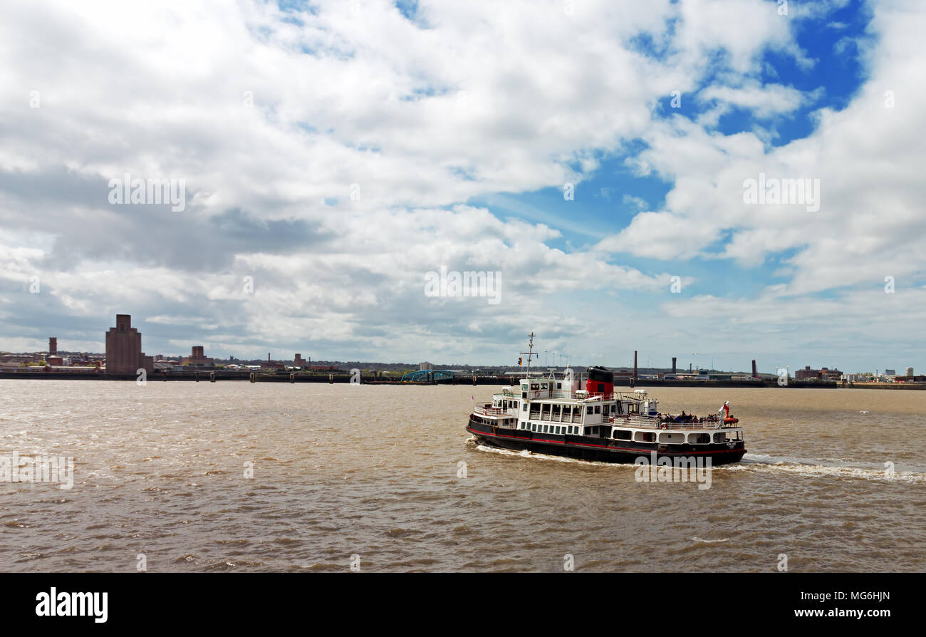 Le Mersey Ferry 'Royal' Iris quitter l'embarcadère au Pier Head Liverpool UK. Banque D'Images