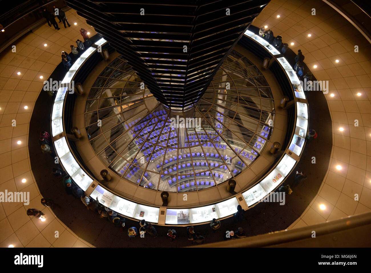 Dôme en verre moderne structure au Reichstag, Berlin, dans la nuit, par l'architecte britannique Norman Foster Banque D'Images