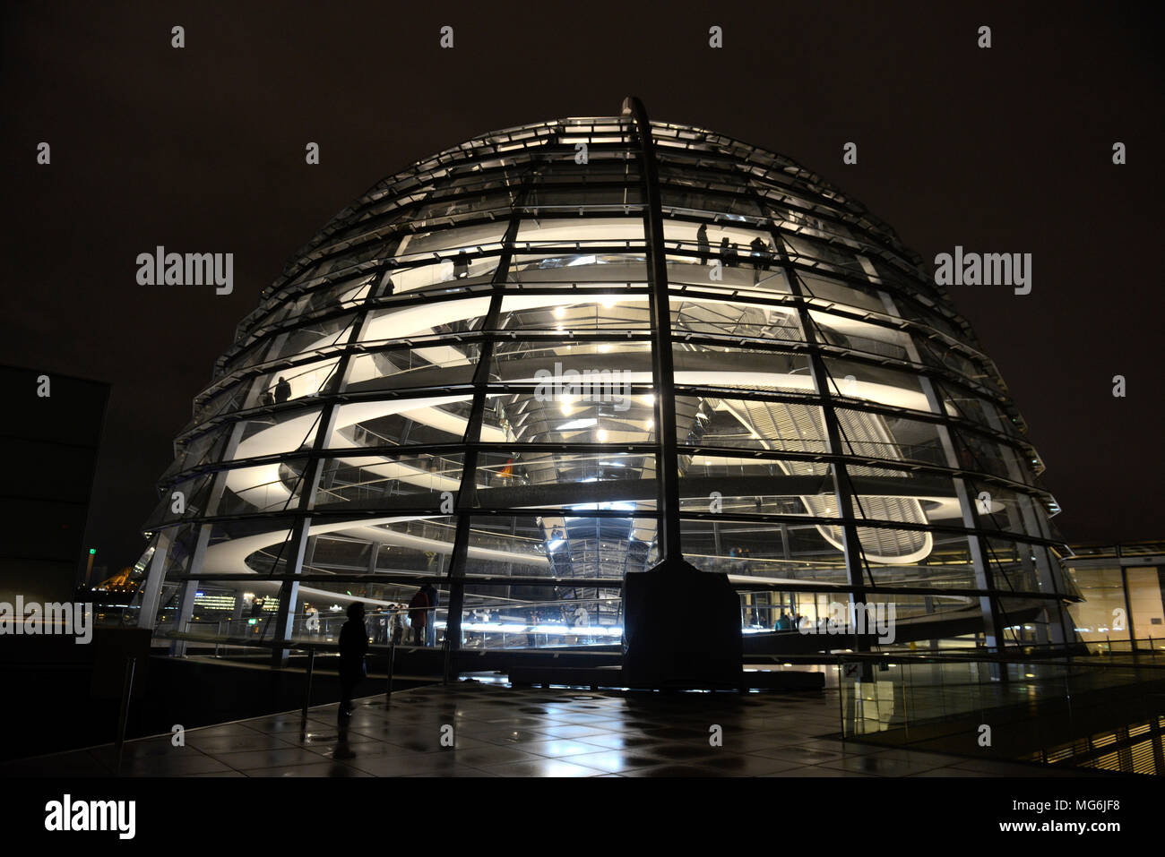 Dôme en verre moderne structure au Reichstag, Berlin, dans la nuit, par l'architecte britannique Norman Foster Banque D'Images