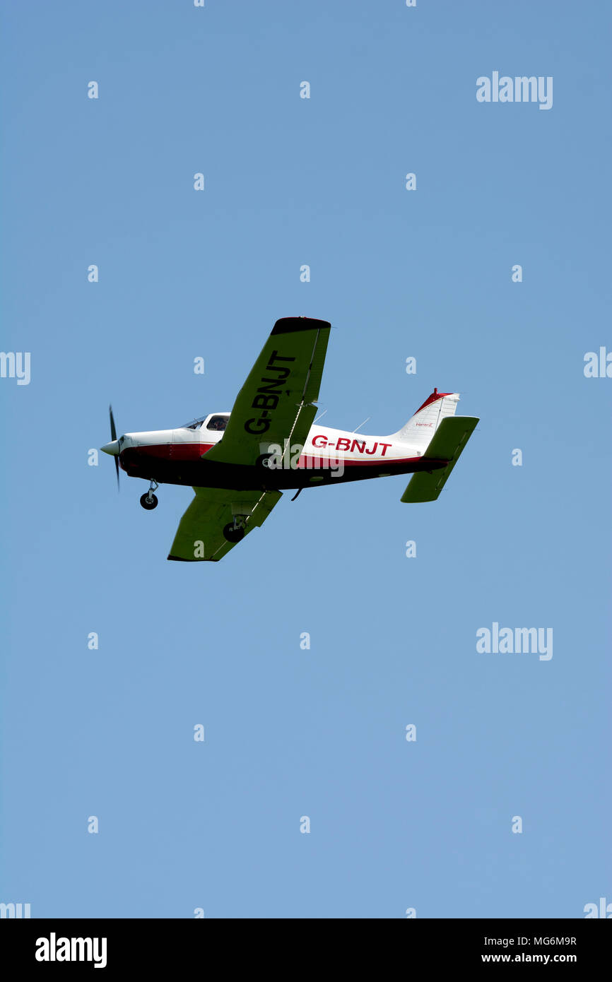 Piper PA-28-161 Cherokee Warrior II à Wellesbourne Airfield, Warwickshire, UK (G-BNJT) Banque D'Images