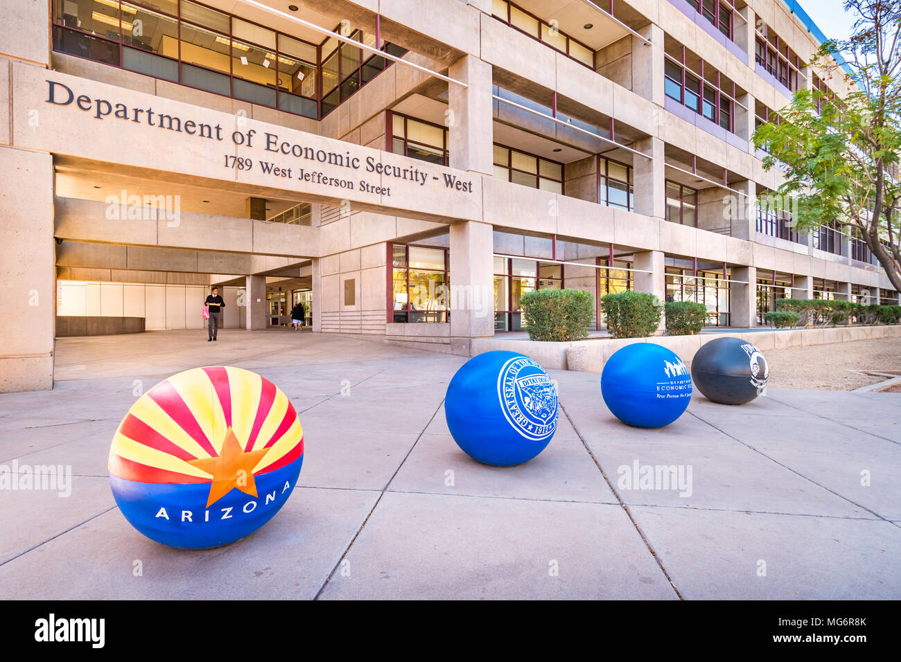 Bornes de sécurité devant le ministère de la sécurité économique dans la région de Phoenix Arizona USA. Banque D'Images