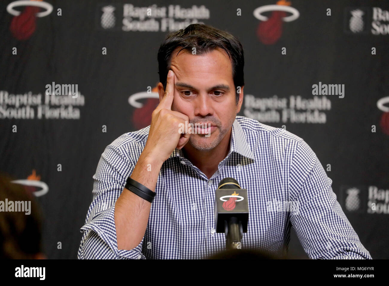 Miami, FL, USA. Apr 29, 2018. L'entraîneur Erik Spoelstra Miami Heat parle aux médias sur la saison de l'équipe et où l'organisation est dirigée à l'avenir. Mike Stocker, South Florida Sun-Sentinel Sun-Sentinel Crédit : Fil/ZUMA/Alamy Live News Banque D'Images