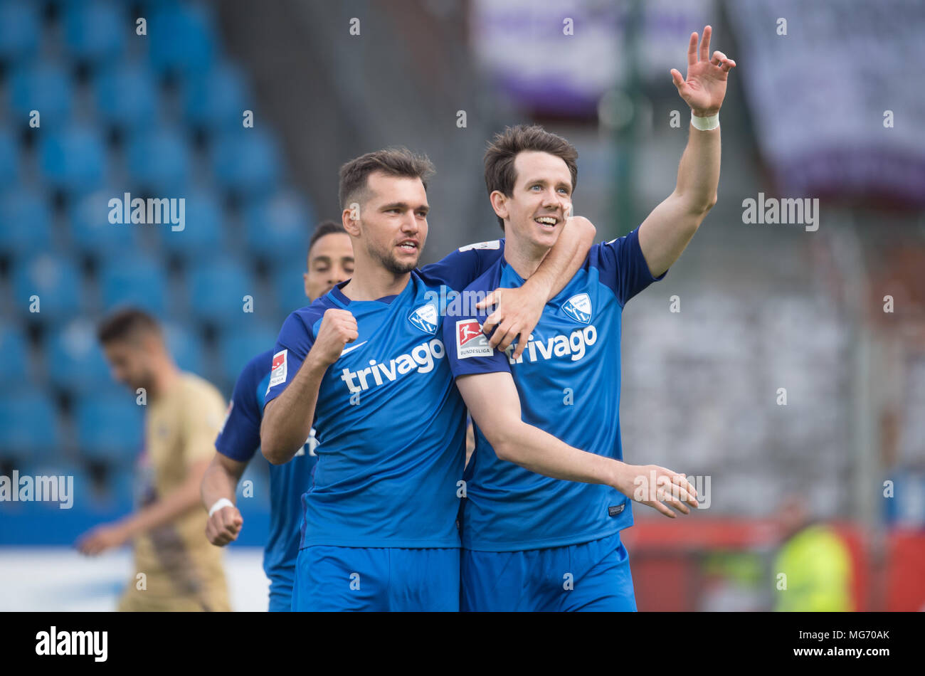 27 avril 2018, l'Allemagne, Bochum : Soccer, deuxième bundesliga VfL Bochum vs Erzgebirge Aue au stade de la Ruhr. Robbie Kruse de Bochum (R) célèbre son but qui a 1:0. Photo : Bernd Thissen/DPA - AVIS IMPORTANT : En raison de la Ligue allemande de football (DFL)·s règlement d'accréditation, la publication et la redistribution en ligne et dans les médias en ligne est limité pendant le match à 15 images par match Banque D'Images