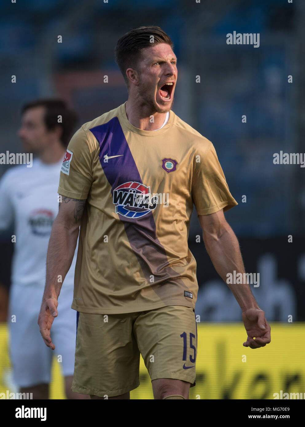 27 avril 2018, l'Allemagne, Bochum : Soccer, deuxième bundesliga VfL Bochum vs Erzgebirge Aue au stade de la Ruhr. L'Aue Dennis Kempe protestant après une décision de l'arbitre. Photo : Bernd Thissen/DPA - AVIS IMPORTANT : En raison de la Ligue allemande de football (DFL)·s règlement d'accréditation, la publication et la redistribution en ligne et dans les médias en ligne est limité pendant le match à 15 images par match Banque D'Images