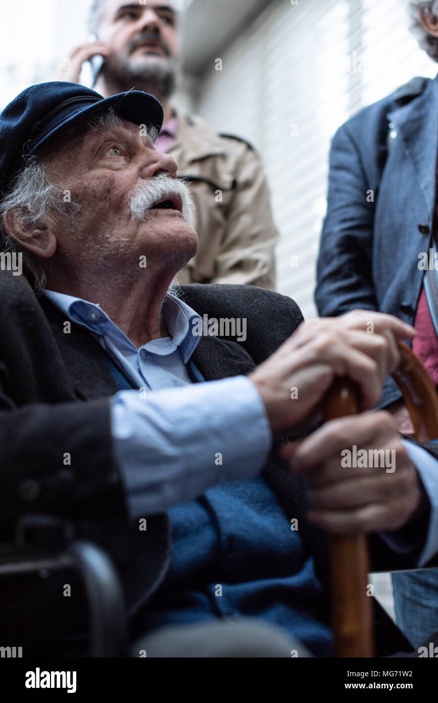 Le héros de la Résistance Nationale, Manolis Glezos (96 ans) vu lors de la manifestation. Premier rassemblement au monument du Soldat inconnu, la progression s'est faite jusqu'à l'Ambassade pour protester pour la compensation de la Deuxième Guerre mondiale, de l'Allemagne comme plusieurs le massacre perpétué par les soldats allemands en 1943 ont été commis. Banque D'Images