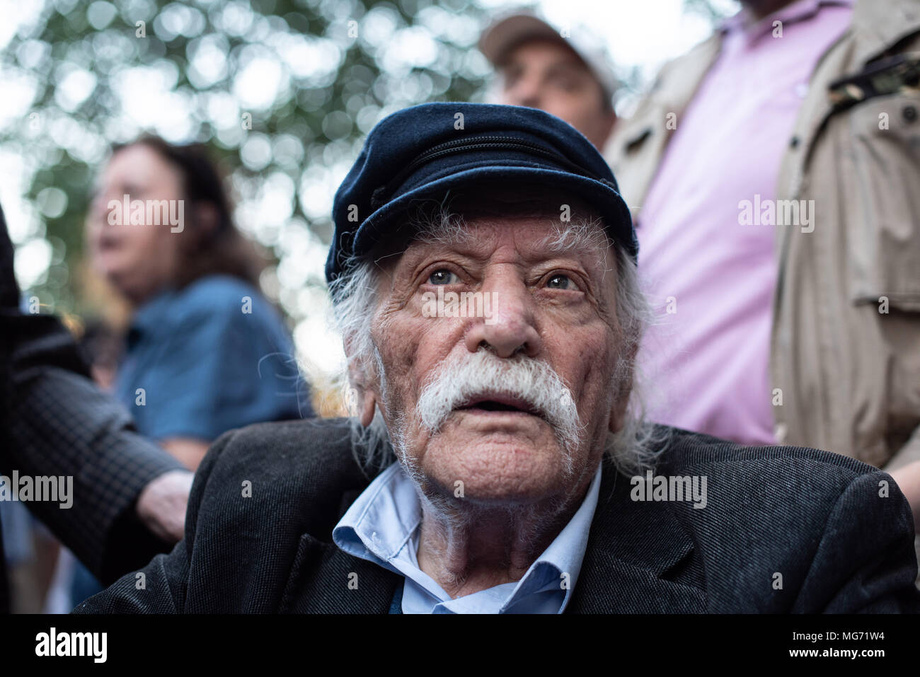 Le héros de la Résistance Nationale, Manolis Glezos (96 ans) vu lors de la manifestation. Premier rassemblement au monument du Soldat inconnu, la progression s'est faite jusqu'à l'Ambassade pour protester pour la compensation de la Deuxième Guerre mondiale, de l'Allemagne comme plusieurs le massacre perpétué par les soldats allemands en 1943 ont été commis. Banque D'Images