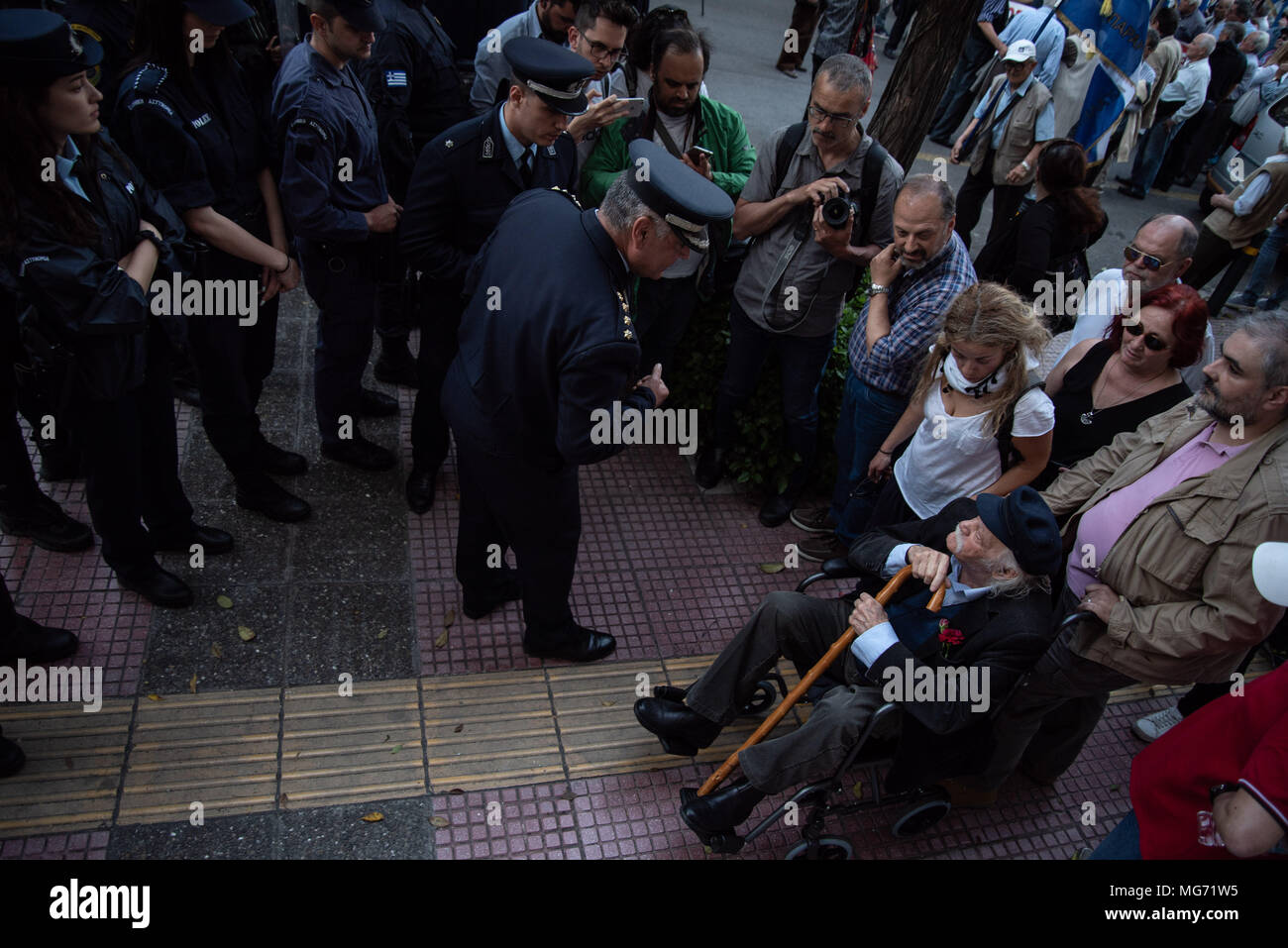 Le héros de la Résistance Nationale, Manolis Glezos (96 ans) Vue générale avec les fonctionnaires de police lors de la manifestation. Premier rassemblement au monument du Soldat inconnu, la progression s'est faite jusqu'à l'Ambassade pour protester pour la compensation de la Deuxième Guerre mondiale, de l'Allemagne comme plusieurs le massacre perpétué par les soldats allemands en 1943 ont été commis. Banque D'Images