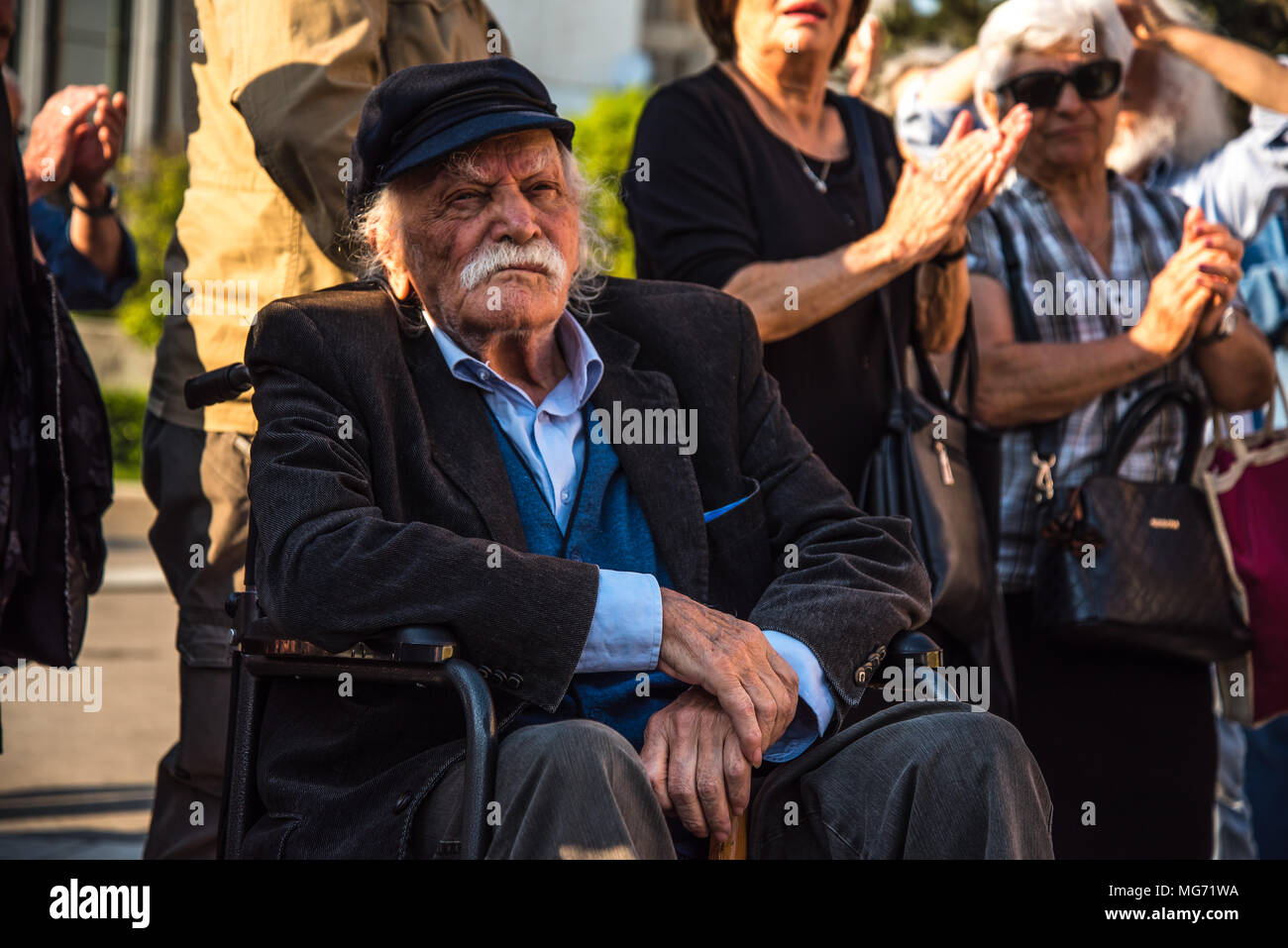 Le héros de la Résistance Nationale, Manolis Glezos (96 ans) vu lors de la manifestation. Premier rassemblement au monument du Soldat inconnu, la progression s'est faite jusqu'à l'Ambassade pour protester pour la compensation de la Deuxième Guerre mondiale, de l'Allemagne comme plusieurs le massacre perpétué par les soldats allemands en 1943 ont été commis. Banque D'Images