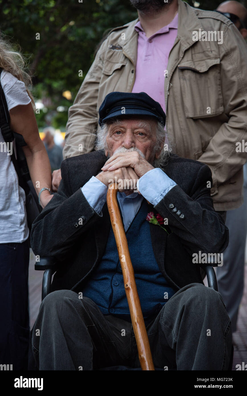 Athènes, Grèce. Apr 27, 2018. Le héros de la Résistance Nationale, Manolis Glezos (96 ans) vu pendant la manifestation.Premier rassemblement au monument du Soldat inconnu, la progression s'est faite jusqu'à l'Ambassade pour protester pour la compensation de la Deuxième Guerre mondiale, de l'Allemagne comme plusieurs le massacre perpétué par les soldats allemands en 1943 ont été commis. Credit : Vangelis/Evangeliou SOPA Images/ZUMA/Alamy Fil Live News Banque D'Images