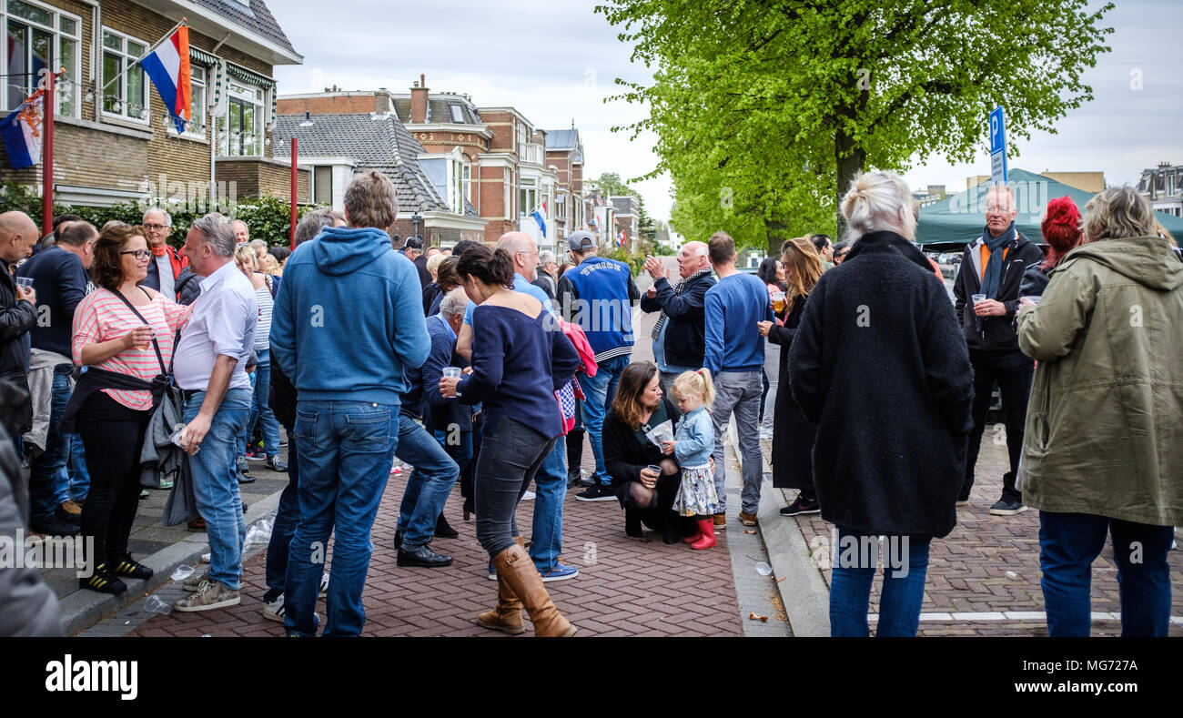 Petit festival de rue sur la fête du Roi dans la ville de Rijswijk aux Pays-Bas. Koningsdag ou King's Day est une fête nationale du Royaume des Pays-Bas. Célébrée le 27 avril, cette date marque la naissance du Roi Willem-Alexander. Banque D'Images