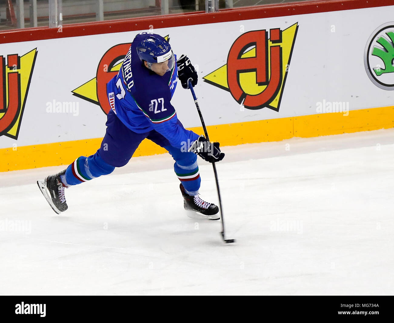 Budapest, Hongrie, 27 avril 2018. Diego Kostner d'Italie tire au but au cours de la 2018 Championnat du monde de hockey 2009 Division I GROUPE A match entre l'Italie et la Grande-Bretagne à Laszlo Papp Budapest Sports Arena le 27 avril 2018 à Budapest, Hongrie. Credit : Laszlo Szirtesi/Alamy Live News Banque D'Images