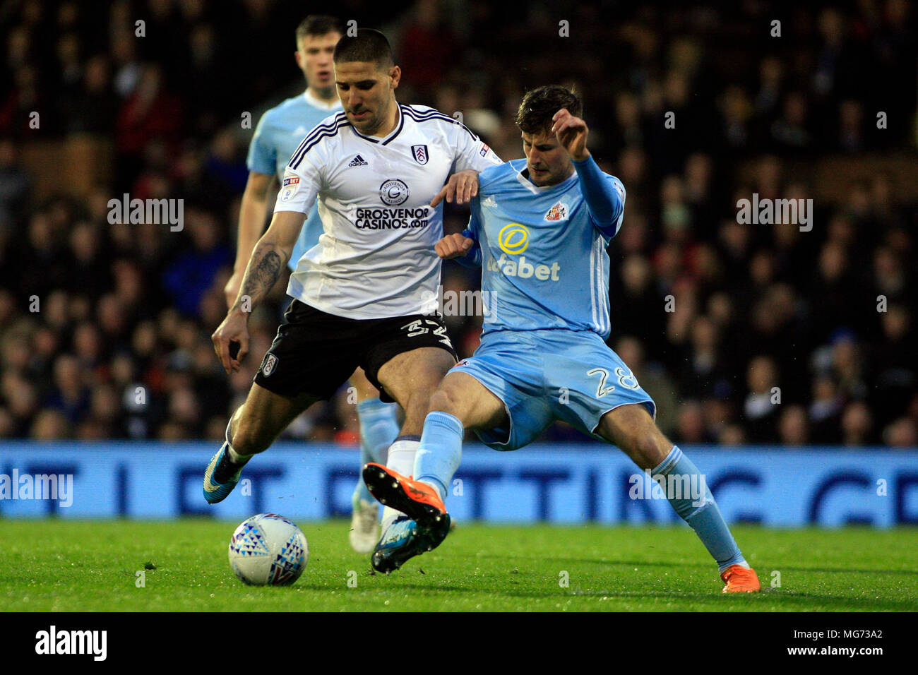 Aleksandr Mitrovic de Fulham (L) en action avec Ethan Robson de Sunderland (R). Match de championnat Skybet EFL, Fulham v Sunderland au Craven Cottage à Londres le vendredi 27 avril 2018. Cette image ne peut être utilisé qu'à des fins rédactionnelles. Usage éditorial uniquement, licence requise pour un usage commercial. Aucune utilisation de pari, de jeux ou d'un seul club/ligue/dvd publications. pic par Steffan Bowen/Andrew Orchard la photographie de sport/Alamy live news Banque D'Images