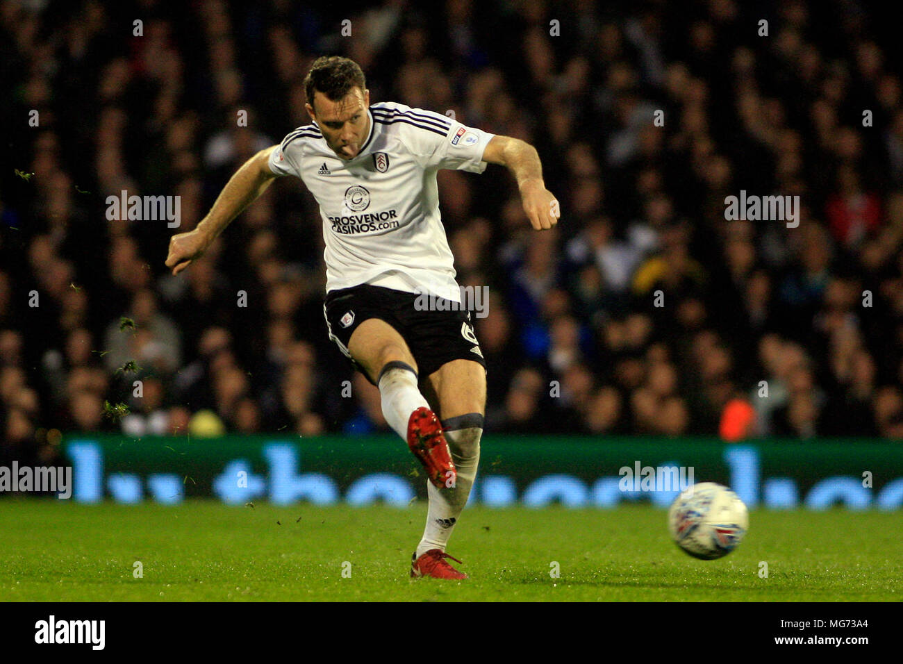 Kevin McDonald de Fulham en action. Match de championnat Skybet EFL, Fulham v Sunderland au Craven Cottage à Londres le vendredi 27 avril 2018. Cette image ne peut être utilisé qu'à des fins rédactionnelles. Usage éditorial uniquement, licence requise pour un usage commercial. Aucune utilisation de pari, de jeux ou d'un seul club/ligue/dvd publications. pic par Steffan Bowen/Andrew Orchard la photographie de sport/Alamy live news Banque D'Images