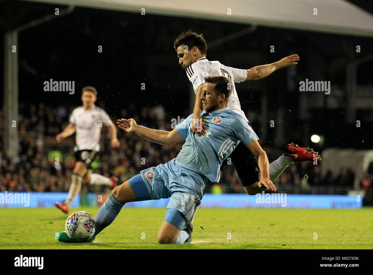 Rui Fonte de Fulham (R) s'attaque à Adam Matthews de Sunderland (L). Match de championnat Skybet EFL, Fulham v Sunderland au Craven Cottage à Londres le vendredi 27 avril 2018. Cette image ne peut être utilisé qu'à des fins rédactionnelles. Usage éditorial uniquement, licence requise pour un usage commercial. Aucune utilisation de pari, de jeux ou d'un seul club/ligue/dvd publications. pic par Steffan Bowen/Andrew Orchard la photographie de sport/Alamy live news Banque D'Images