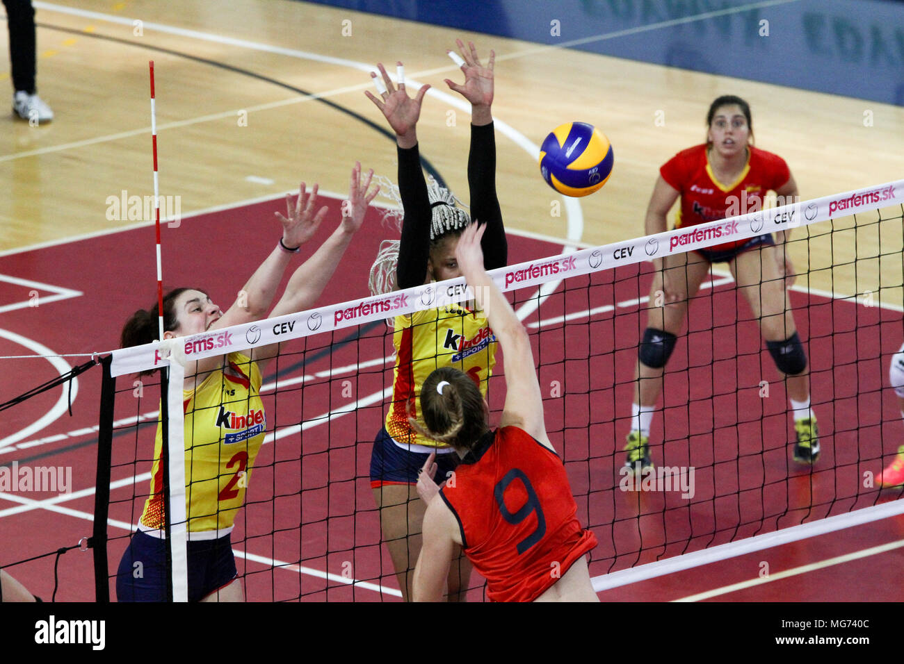 Humenne, la Slovaquie. 27 avril, 2018. Les joueurs en action au cours de la match de qualification pour 2018 Women's U19 Championnat d'Europe de volley-ball entre la Croatie et l'Espagne. La Croatie a gagné 3-1. Credit : Rastislav Kolesar/Alamy Live News Banque D'Images