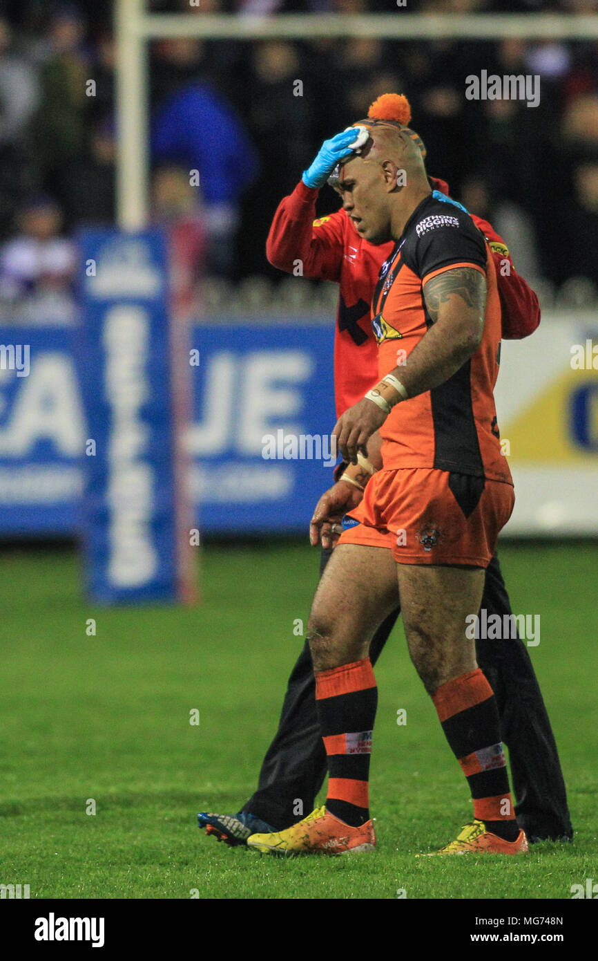 27 AVRIL 2018 , Mend-A-tuyau Jungle, Castleford, England ; Betfred Super League rugby, Castleford Tigers v Wakefield Trinity ; Jake Webster de Castleford Tigers aller pour une blessure à la tête Banque D'Images