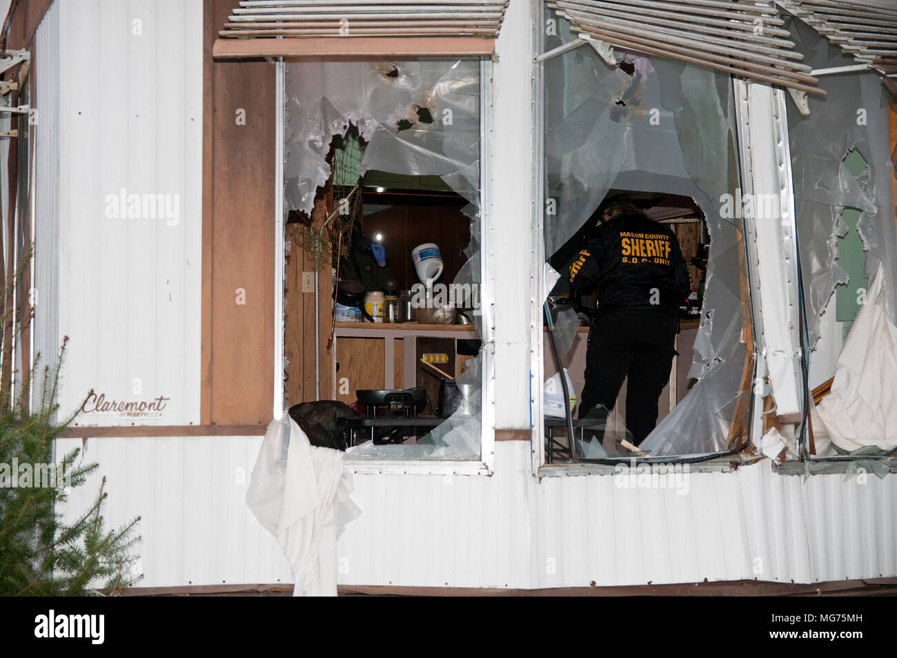 Shelton, Washington, USA, 27 avril 2018. Mason Comté Sheriff répondre à la scène où un homme a poignardé un processus serveur. Cette photo a été prise après que l'homme a été arrêté et emmené à l'hôpital avec une morsure de chien. Il semble que la police a enfoncé la remorque avec leur véhicule SWAT. Hidden Haven Mobile Home Park scène de stand off aujourd'hui à Mason Comté. (Shawna Whelan) Credit : Shawna Whelan/Alamy Live News Banque D'Images