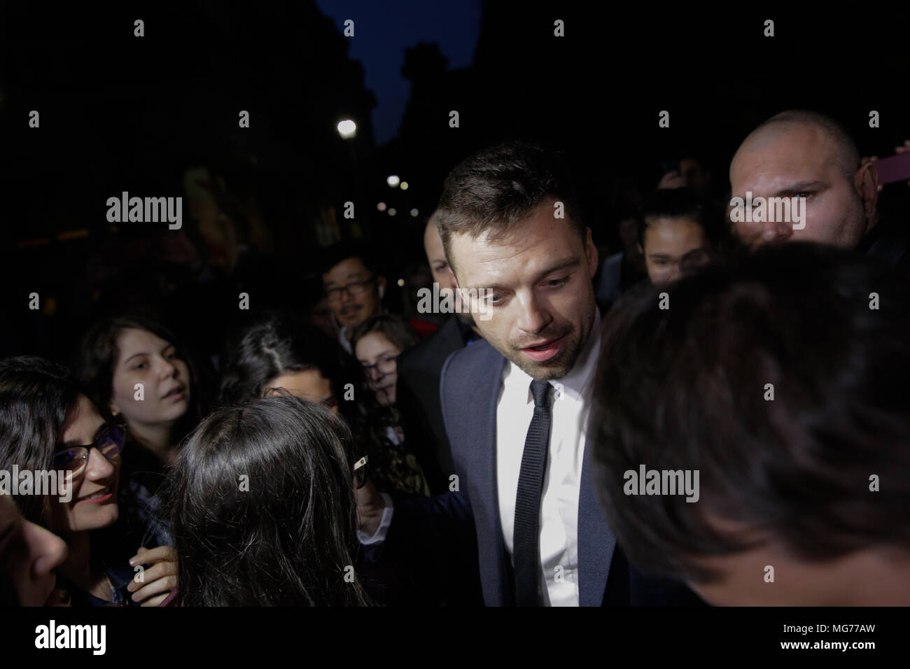 Bucarest, Roumanie, 27 avril 2018. Acteur né Roumain : Sebastian Stan, connu pour son rôle du Bucky Barnes/le soldat d'hiver dans l'univers cinématographique Marvel, répond à ses fans dans un cinéma, le 27 avril, à Bucarest. Credit : MoiraM/Alamy Live News Banque D'Images