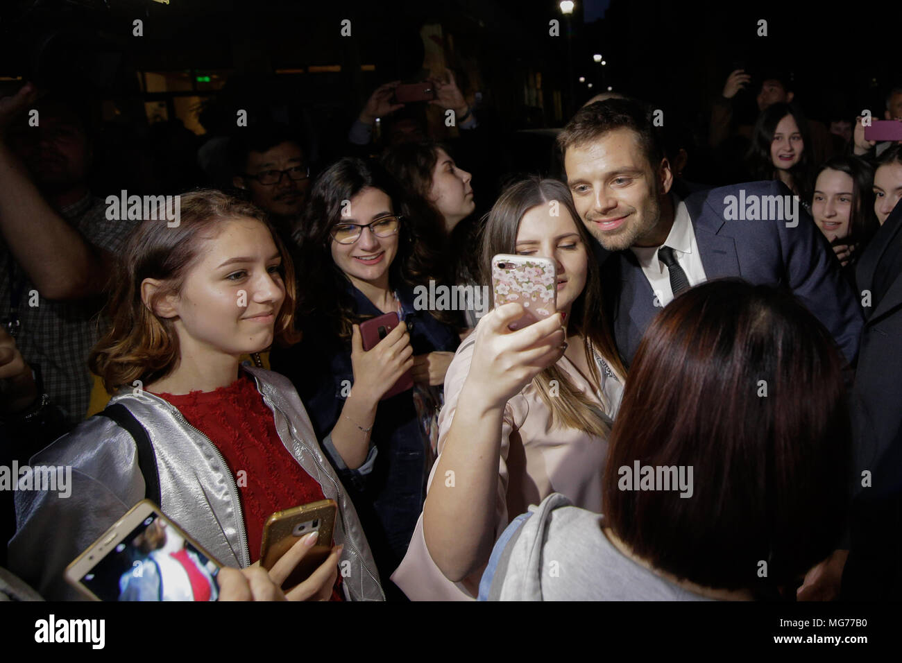 Bucarest, Roumanie, 27 avril 2018. Acteur né Roumain : Sebastian Stan, connu pour son rôle du Bucky Barnes/le soldat d'hiver dans l'univers cinématographique Marvel, répond à ses fans dans un cinéma, le 27 avril, à Bucarest. Credit : MoiraM/Alamy Live News Banque D'Images