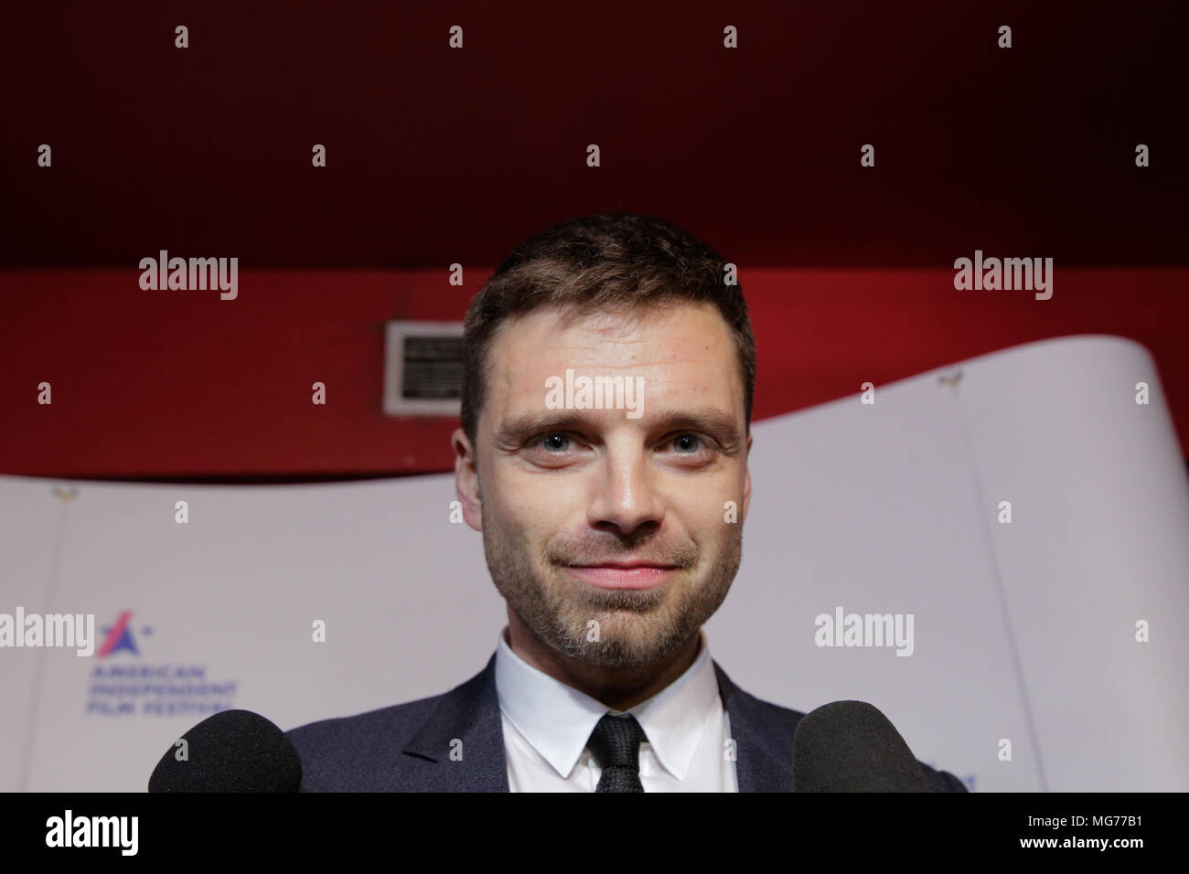 Bucarest, Roumanie, 27 avril 2018. Acteur né Roumain : Sebastian Stan, connu pour son rôle du Bucky Barnes/le soldat d'hiver dans l'univers cinématographique Marvel, répond à ses fans dans un cinéma, le 27 avril, à Bucarest. Credit : MoiraM/Alamy Live News Banque D'Images