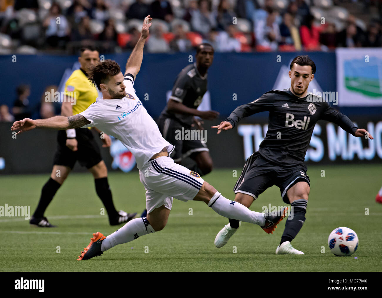 Vancouver, Canada. Apr 27, 2018. Real Salt Lake's Kyle Beckerman (L) rivalise avec les Whitecaps de Vancouver" Tiebert Russell au cours de la Major League Soccer (MLS) football match de saison régulière entre les Whitecaps de Vancouver et le Real Salt Lake à Vancouver, Canada, le 27 avril 2018. Crédit : Andrew Soong/Xinhua/Alamy Live News Banque D'Images