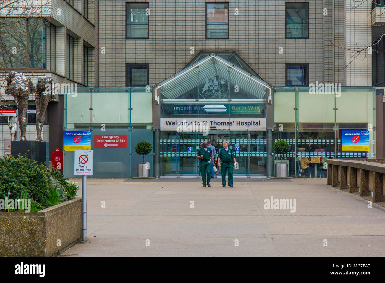 L'extérieur de l'Hôpital St Thomas, un grand hôpital d'enseignement de l'ENM par Westminster Bridge, dans le centre de Londres Banque D'Images